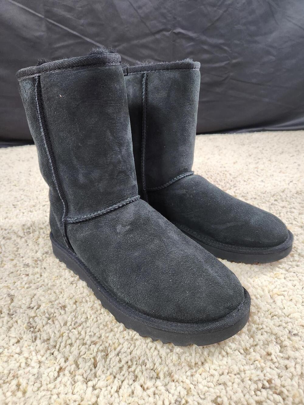 NEW UGG Classic Short II Black Sheepskin Boots Size 7